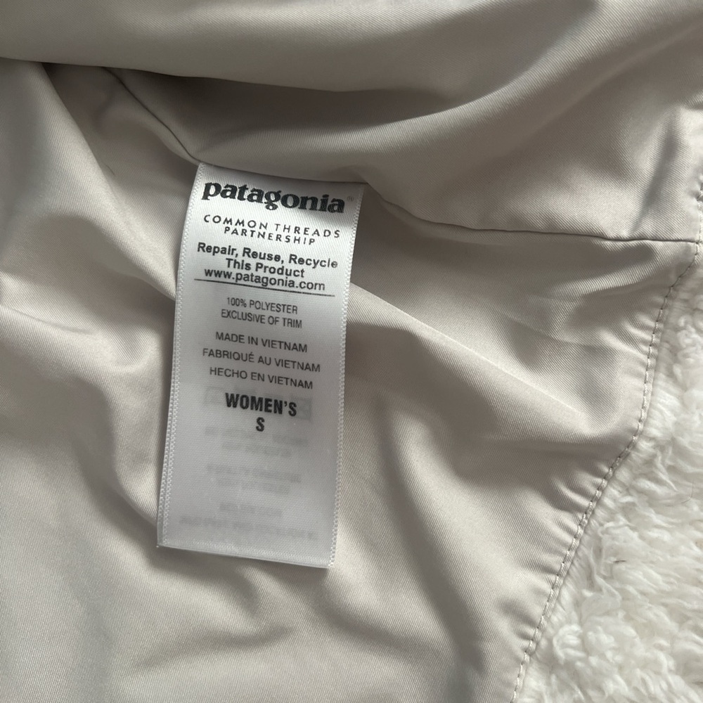 Patagonia Women’s White Fleece Vest - Picture 4 of 4